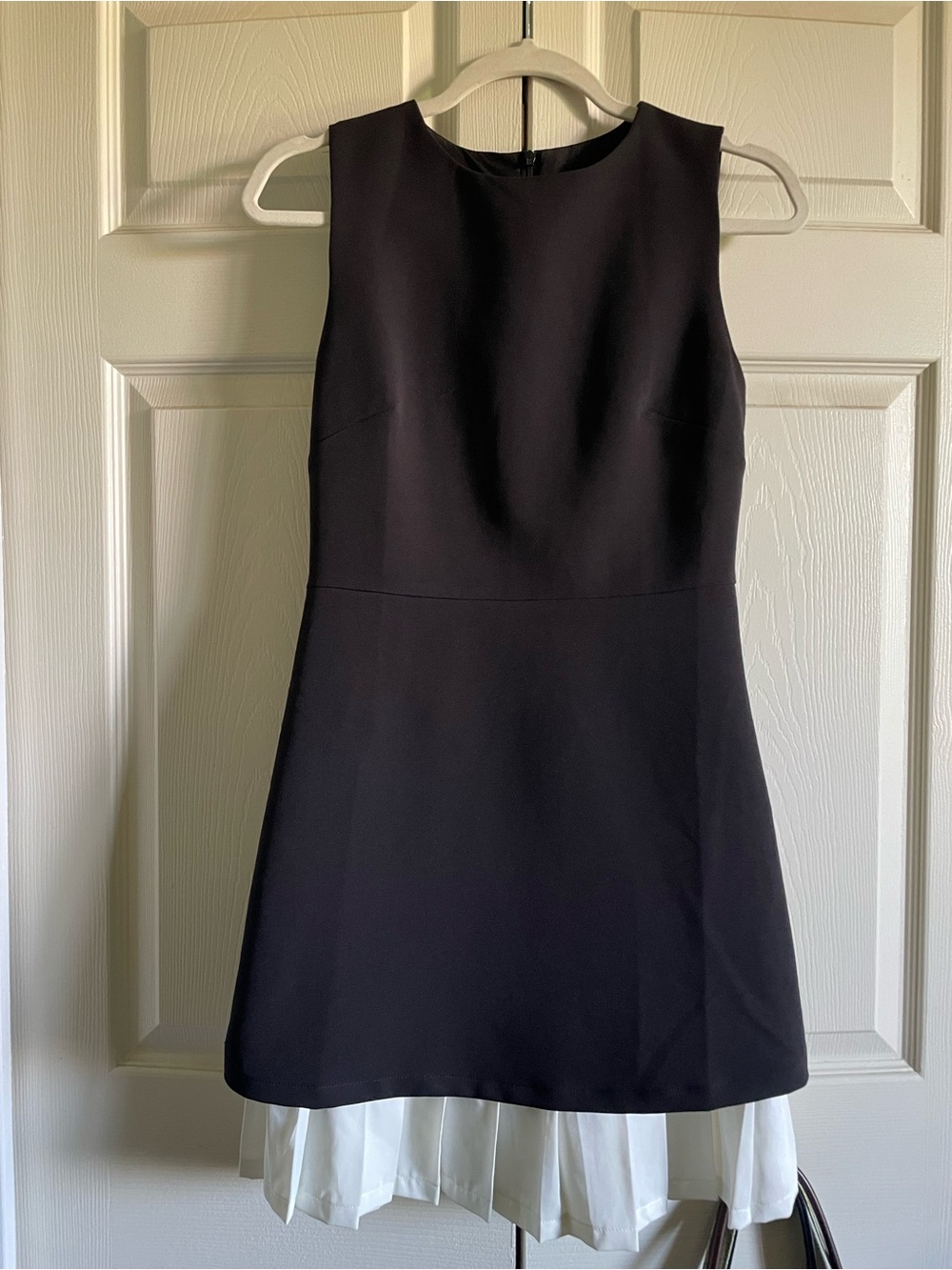 Two-Tone Sleeveless Pleated Short Dress